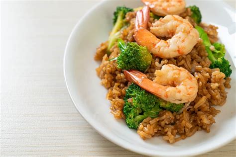  Arroz Frito con Camarones: ¿Un viaje culinario a la costa de Beihai que combina texturas crujientes con el fresco sabor del mar?