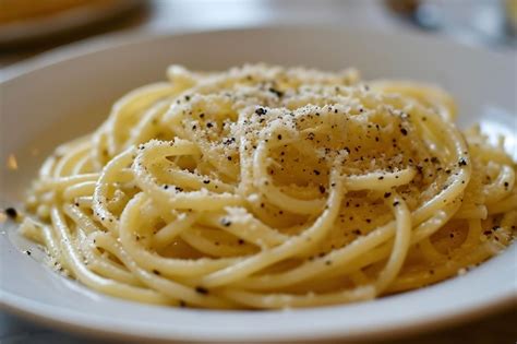  Cacio e Pepe: Una Explosión de Queso Romano y Pimienta Fresca que Te Transportará a la Ciudad Eterna!