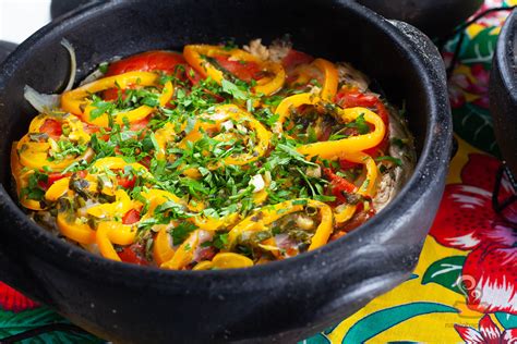  Moqueca de Peixe: ¡Un festín tropical que te transportará a las costas bañadas por el sol de João Pessoa!