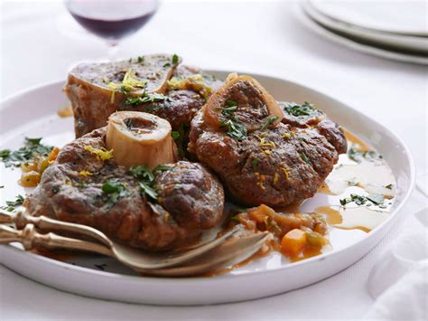  Ossobuco: Un manjar de carne tierna que se deshace en la boca, ¡perfectamente acompañado por una salsa de vino blanco y azafrán!