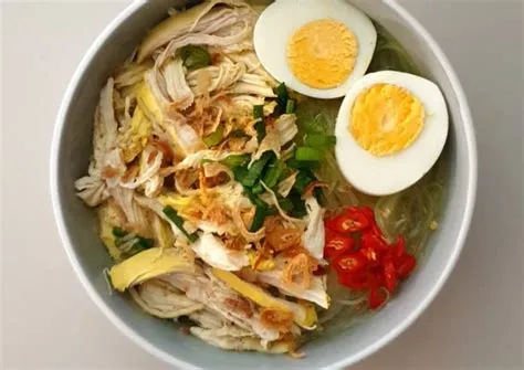  Soto Ayam! Un Caldo Delicioso Que Despertará Tus Sentidos Con Sabores Picantes Y Refrescantes