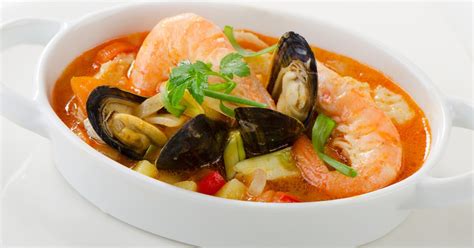  Cazuela de Mariscos: ¡Una Sinfonía De Sazón Caribeño Con Un Toque De Frescura Mediterránea!