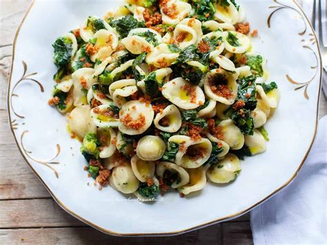  Orecchiette con Cime di Rapa: Una Sinfonía de Texturas y Sabores Mediterráneos!