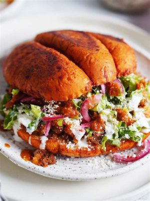  ¡Pambazo! Una Fiesta Explosiva de Pan Dorado y Salsa Roja Picante