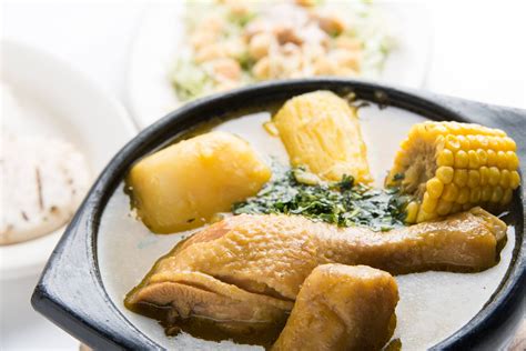  Sancocho de Gallina: Un festín de sabores que te transportará a las calles vibrantes de Cali!