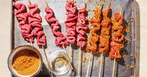  Suya: ¡Una Explosión de Sabores Picantes y Ahumados que Te Transportarán a la Vibrante Gastronomía Nigeriana!